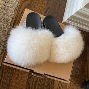 WHITE FOX FUR SLIDES